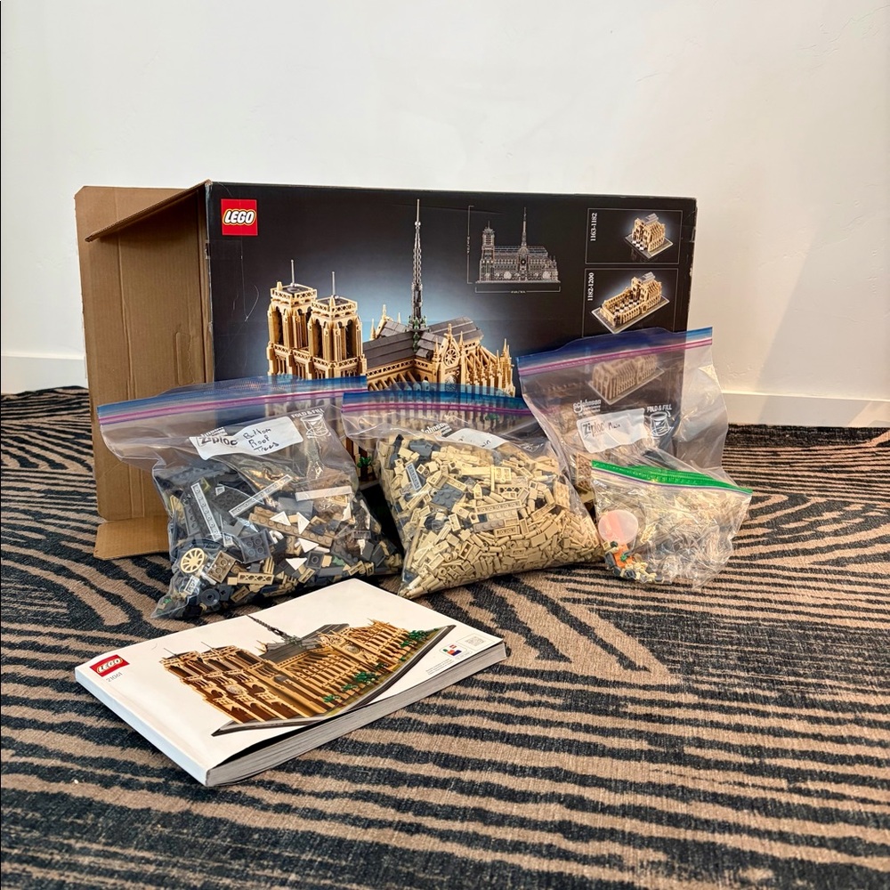 Lego Architecture Set Notre-Dame de Paris #21061 - Picture 1 of 1